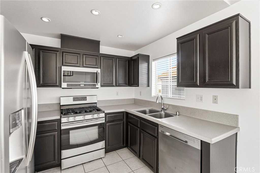 1513 E Spruce St #C - Photo 5 of 20