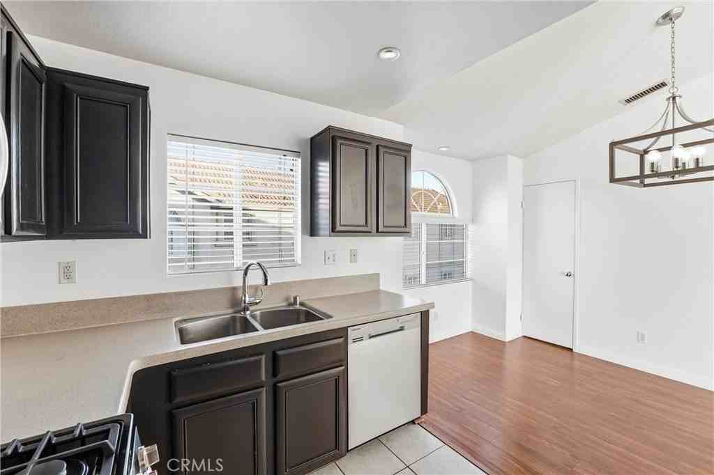 1513 E Spruce St #C - Photo 6 of 20