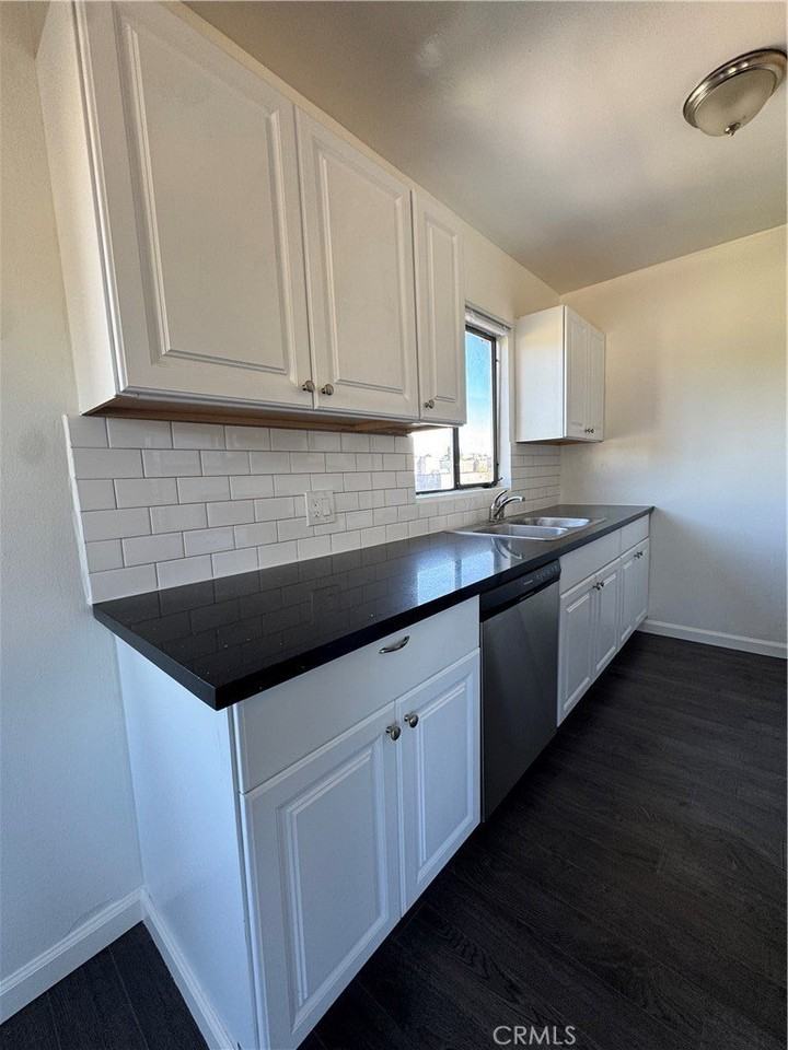 1422 Talmadge St #8 - Photo 4 of 12