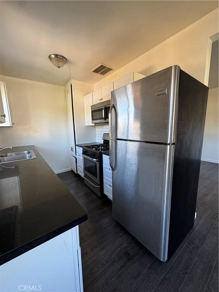 1422 Talmadge St #8 - Photo 5 of 12