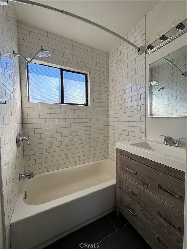 1422 Talmadge St #8 - Photo 7 of 12