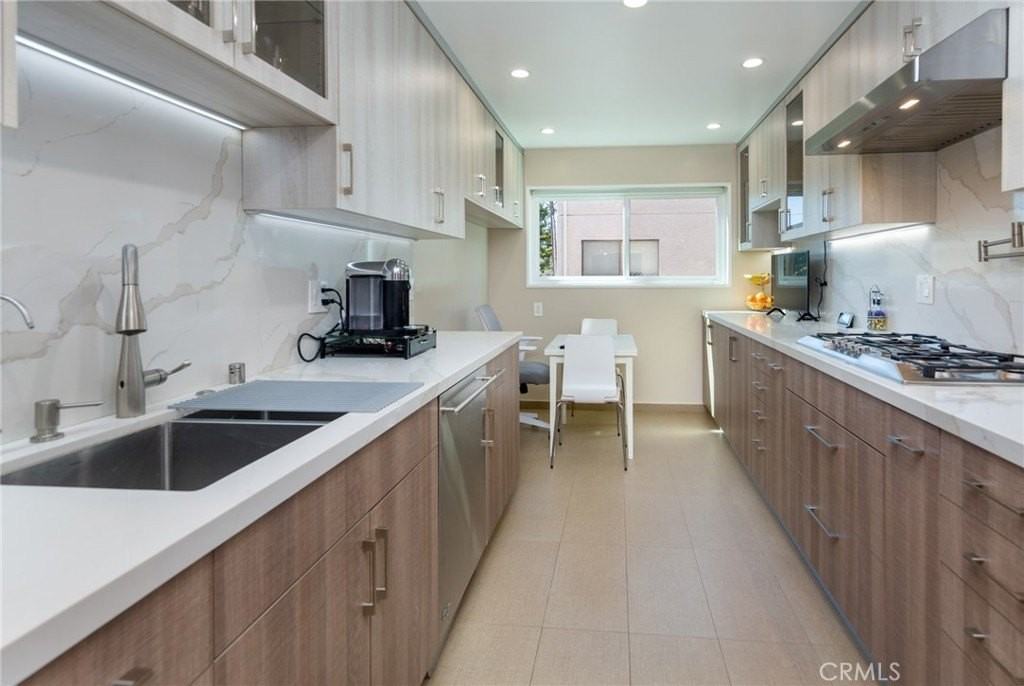 15137 Magnolia Blvd #A - Photo 6 of 28