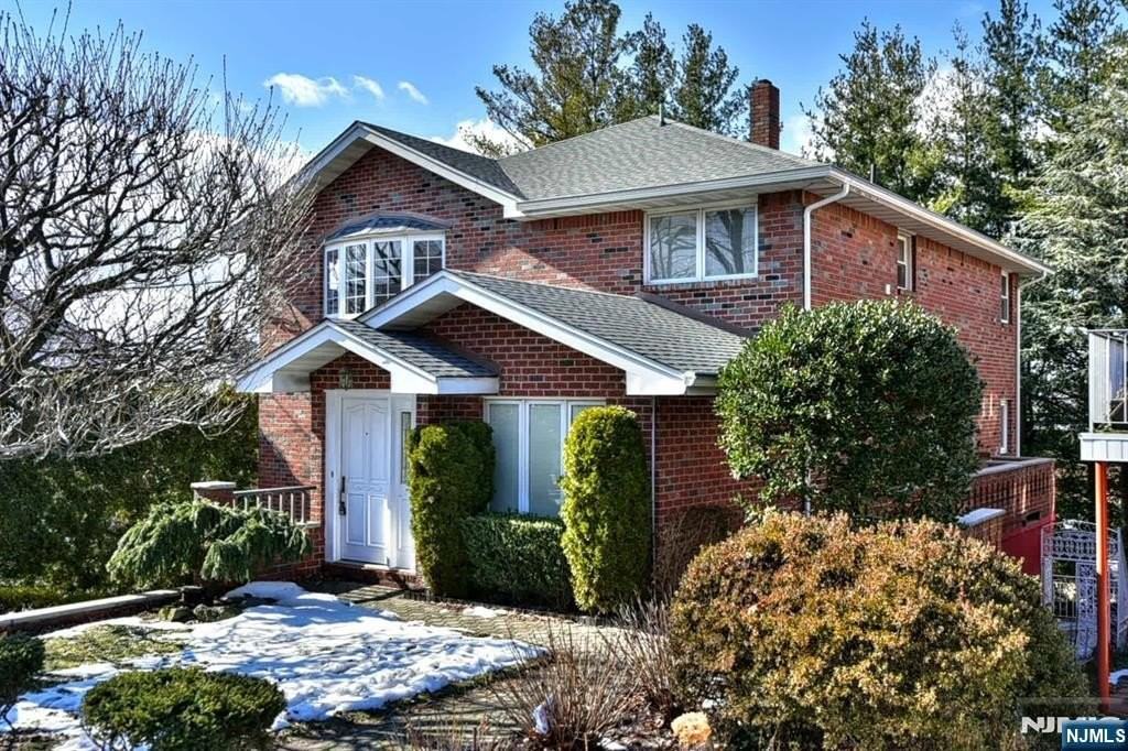 411 10th St - Photo 2 of 35