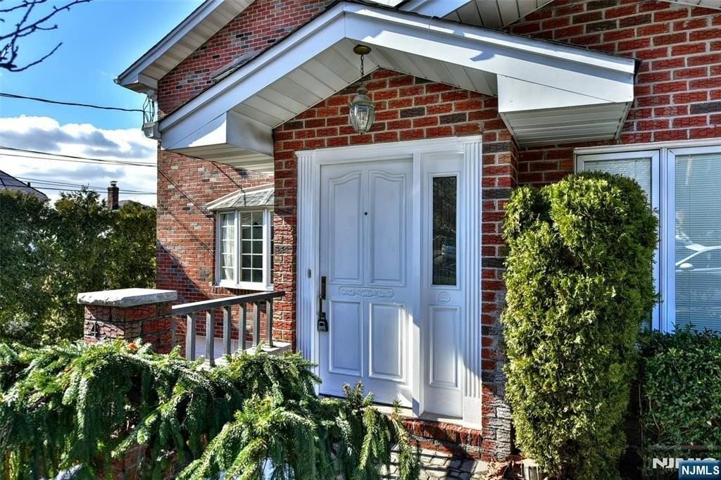 411 10th St - Photo 3 of 35