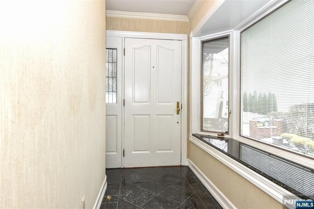 411 10th St - Photo 4 of 35