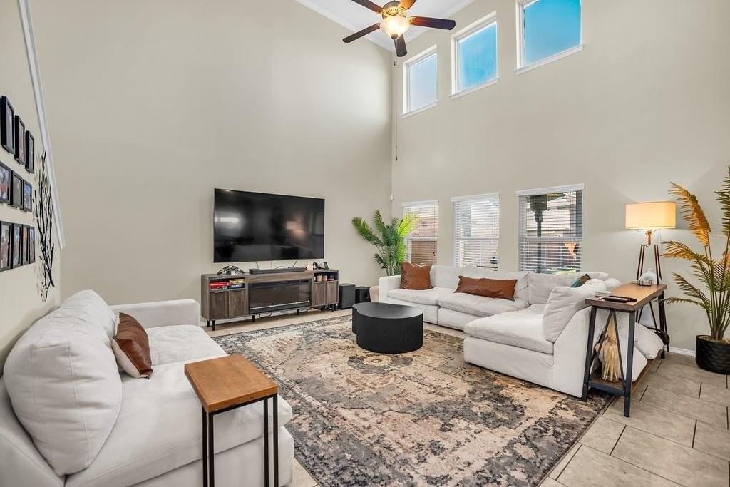 3014 Rosemount Ln - Photo 7 of 38