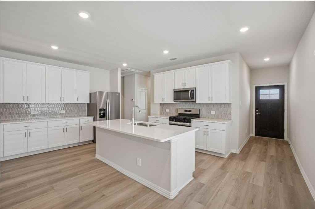 705 Leavenworth Dr - Photo 4 of 19