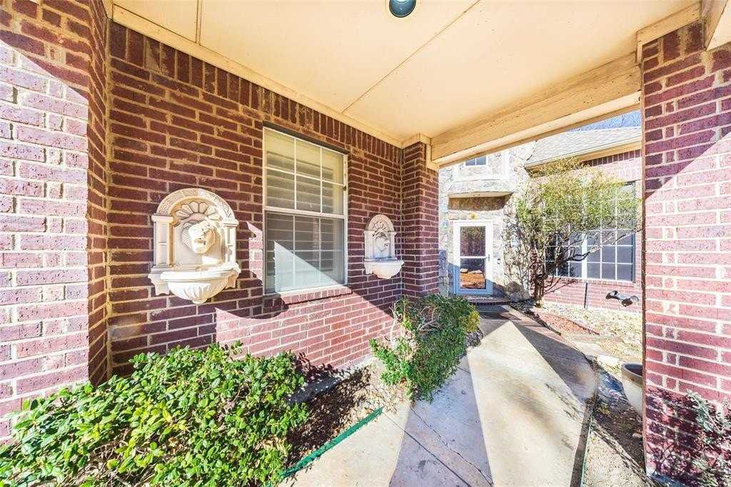 9208 Longview Dr - Photo 3 of 38