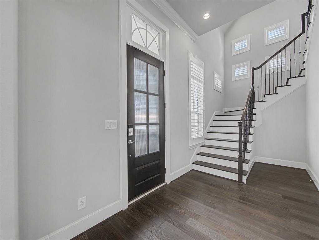 704 18th St - Photo 2 of 32