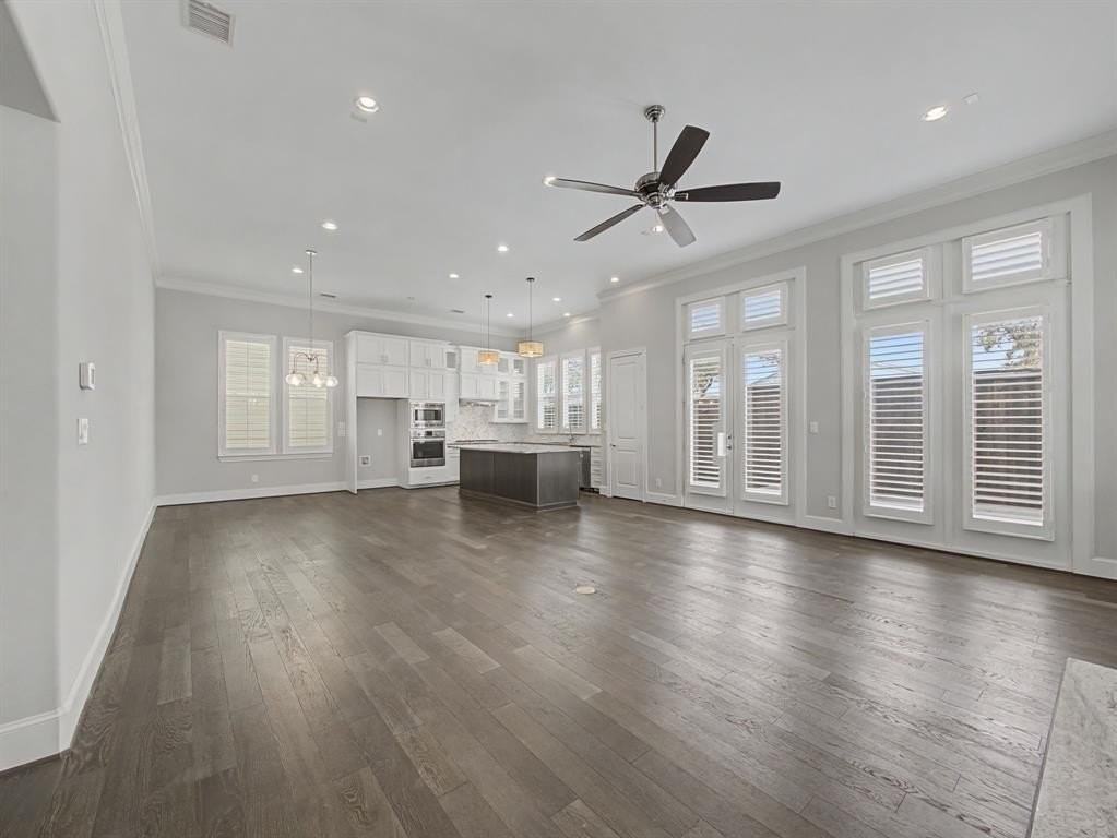 704 18th St - Photo 4 of 32