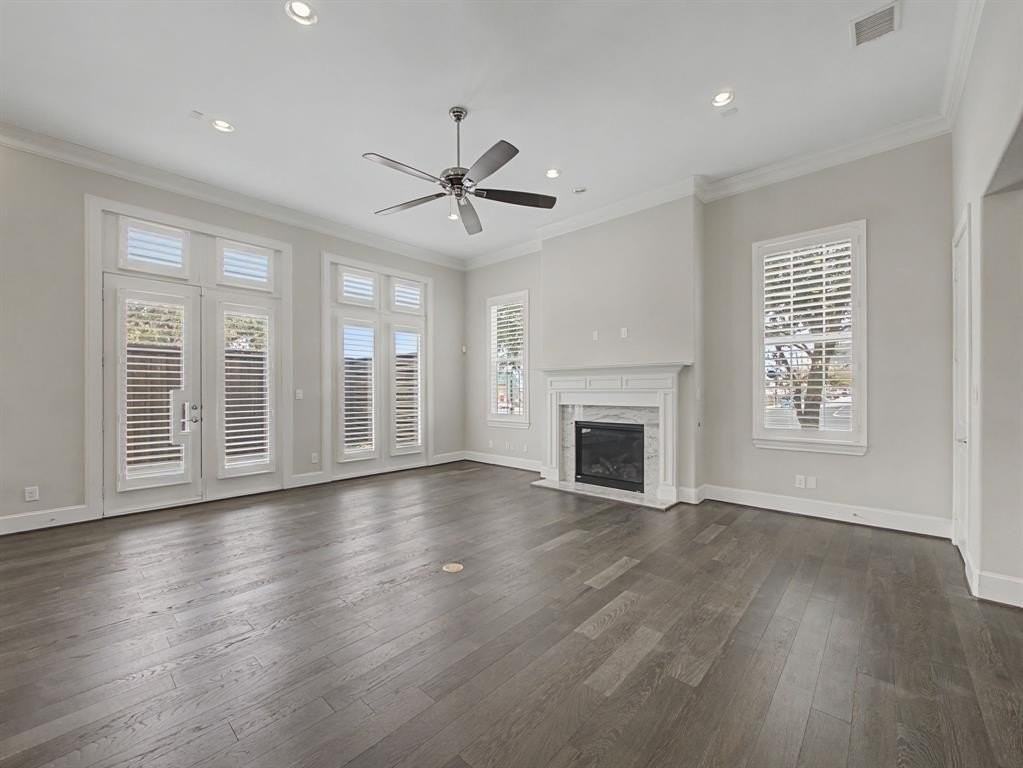 704 18th St - Photo 5 of 32