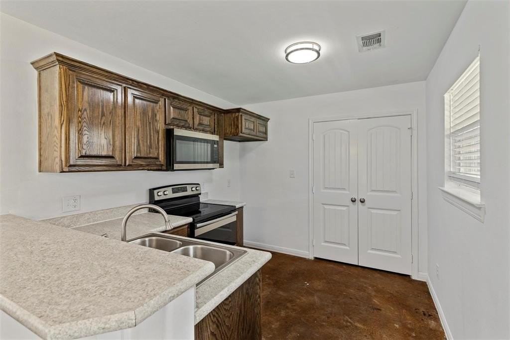 804 E 5th St - Photo 4 of 15