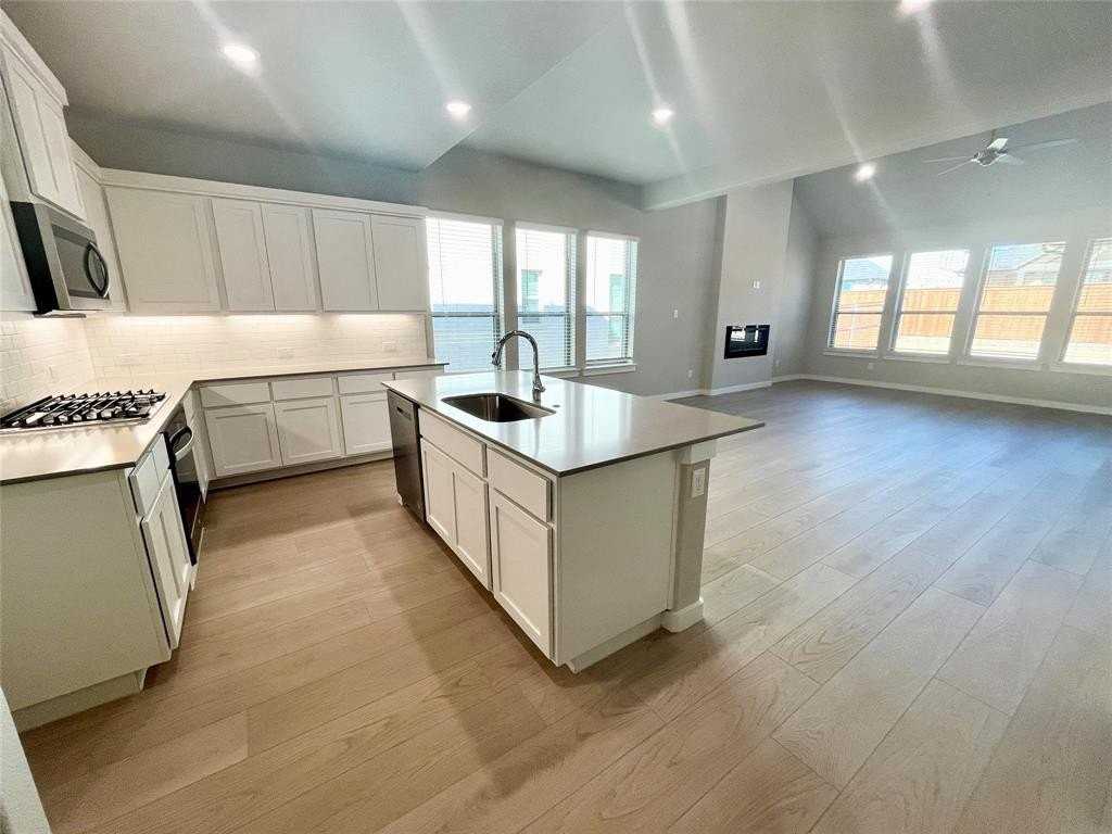 1904 Edgewater St - Photo 4 of 11