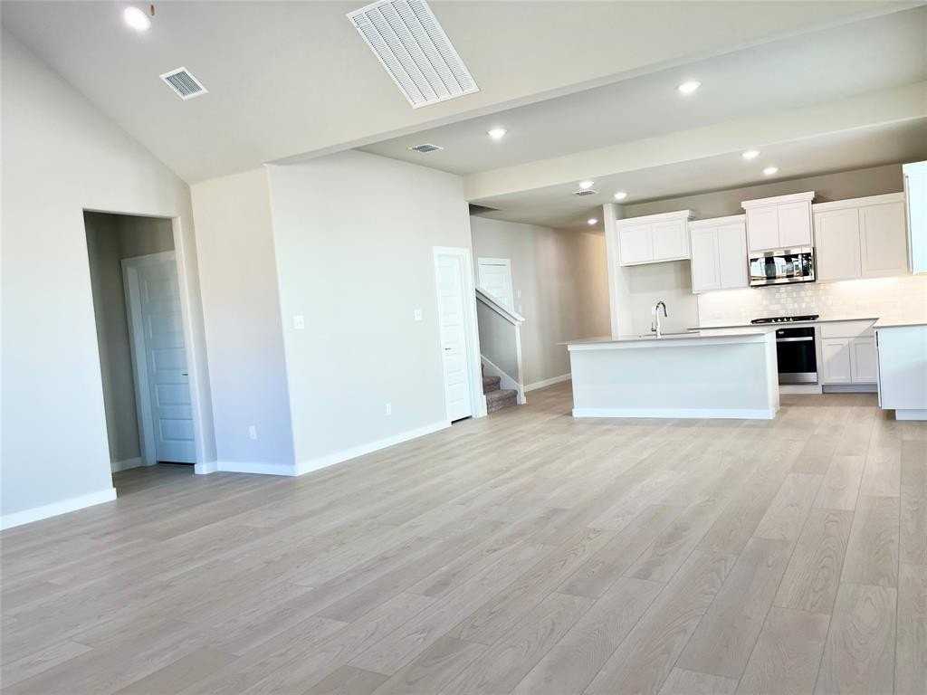 1904 Edgewater St - Photo 5 of 11