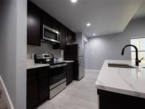 421 W Elm St - Photo 3 of 9