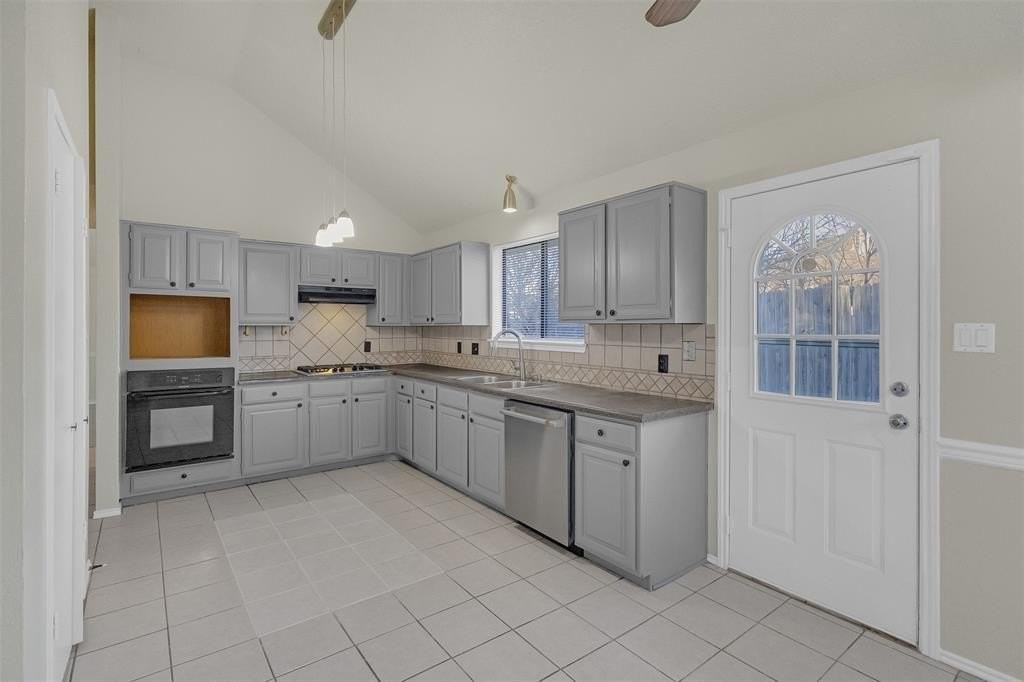 2822 Fenwick St - Photo 7 of 26