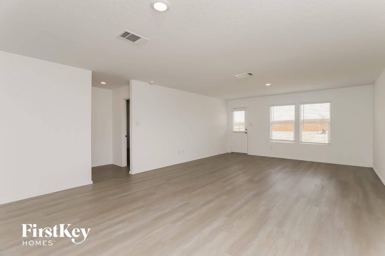 10623 Vinateros Dr - Photo 4 of 15