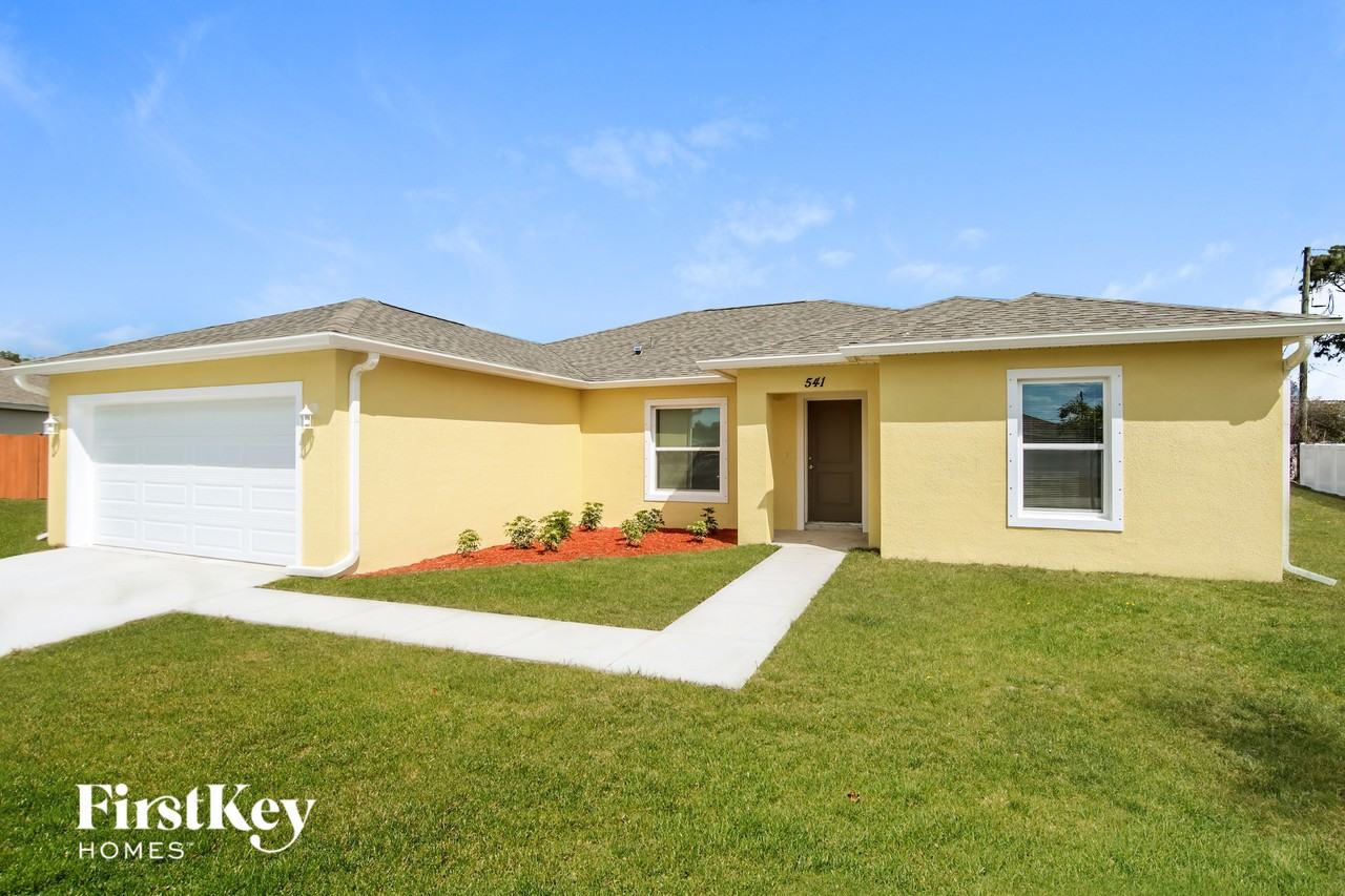 541 Bird Ave Se - Photo 2 of 15