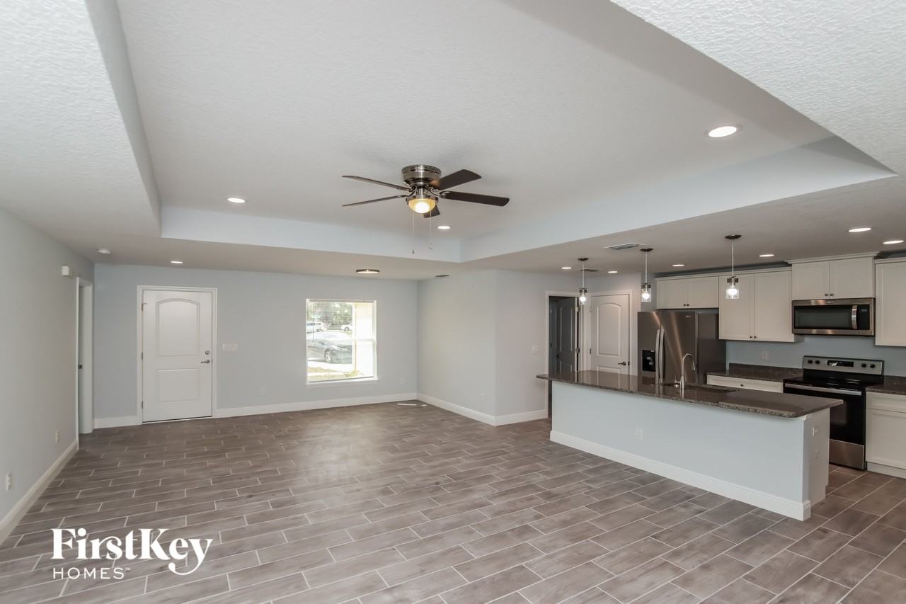 541 Bird Ave Se - Photo 3 of 15