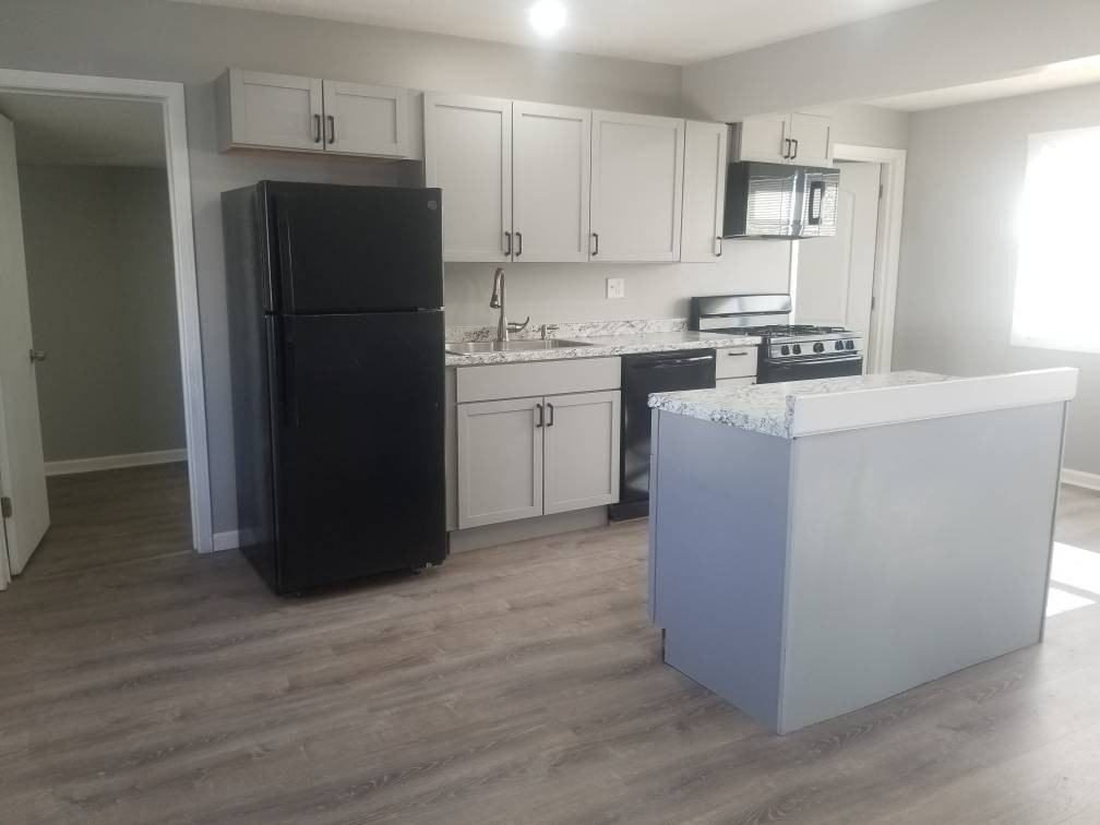 1727 8th St - Photo 3 of 9