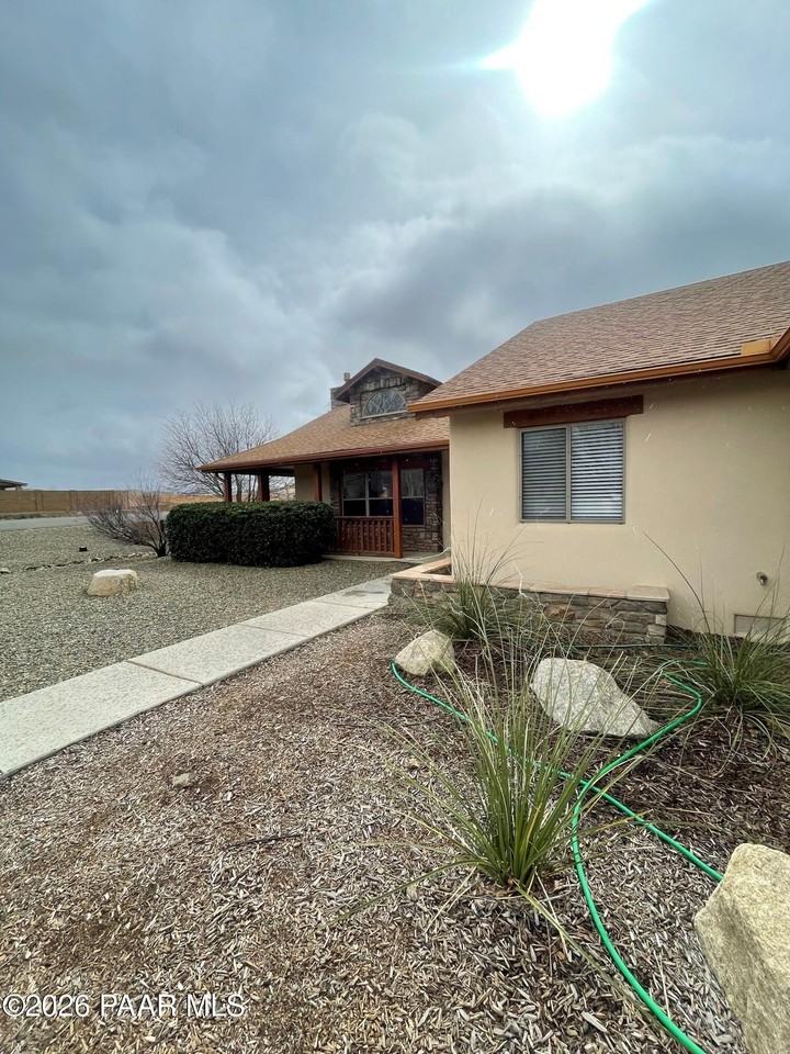 2575 Solar View Dr - Photo 2 of 25