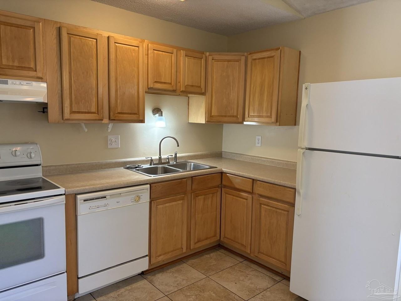 1361 Stanford Rd - Photo 4 of 18