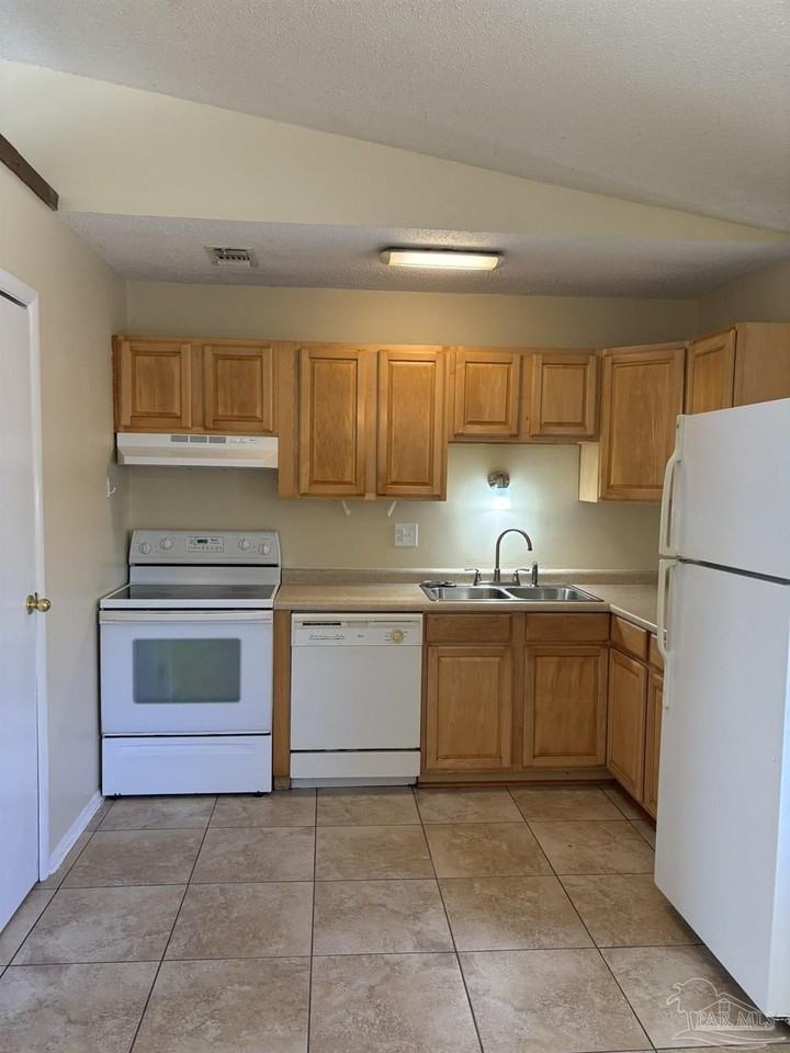 1361 Stanford Rd - Photo 5 of 18