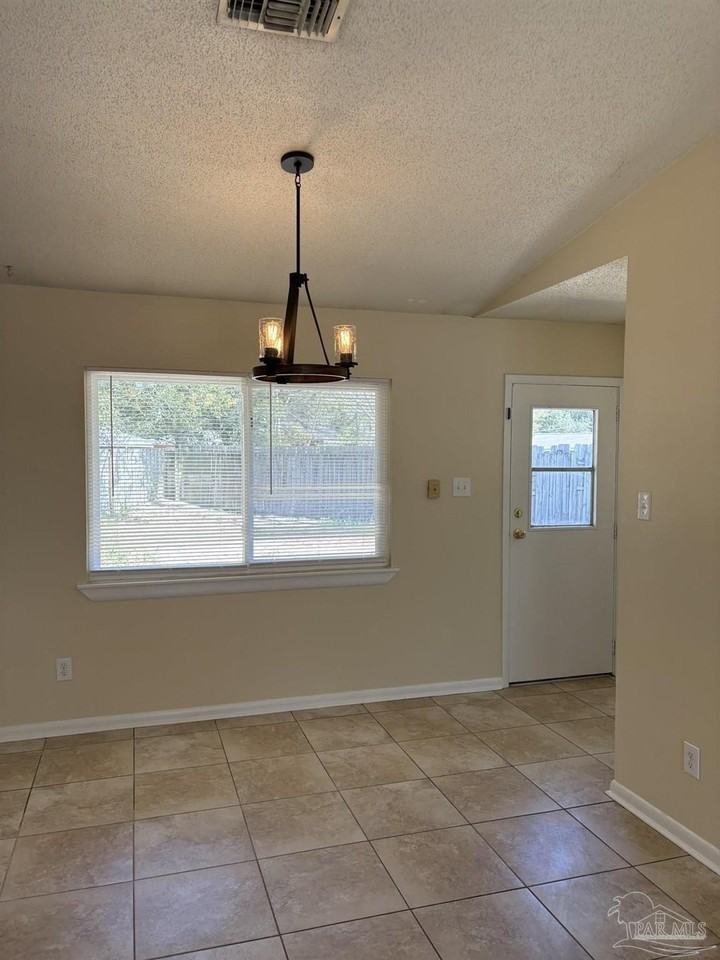 1361 Stanford Rd - Photo 6 of 18