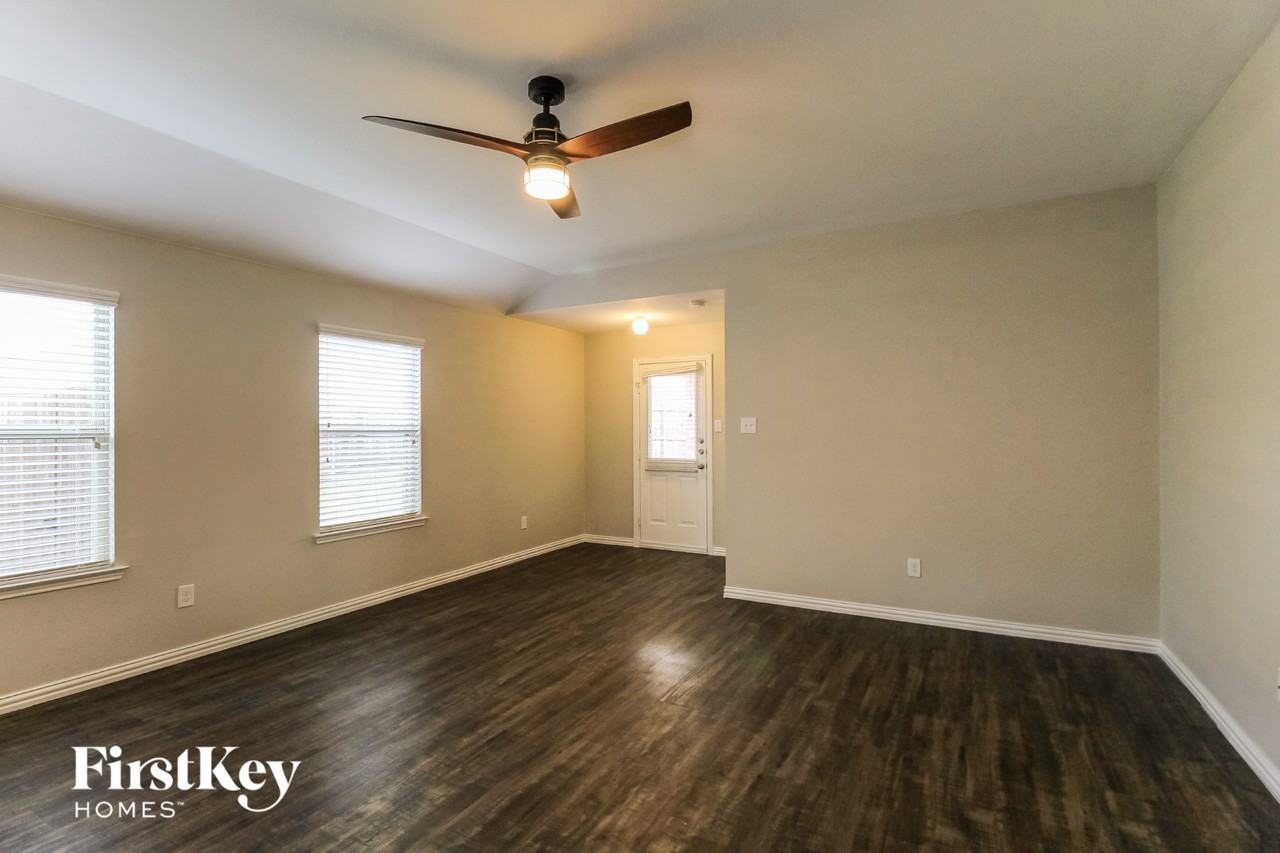 1102 Ruby Ct - Photo 3 of 15