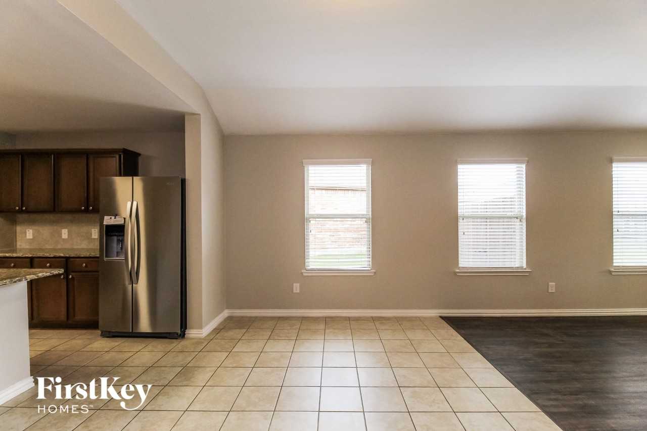 1102 Ruby Ct - Photo 4 of 15