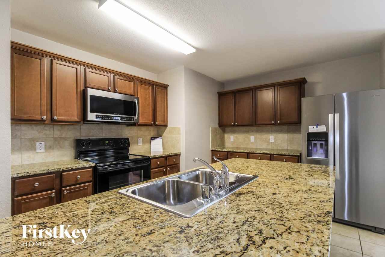 1102 Ruby Ct - Photo 5 of 15