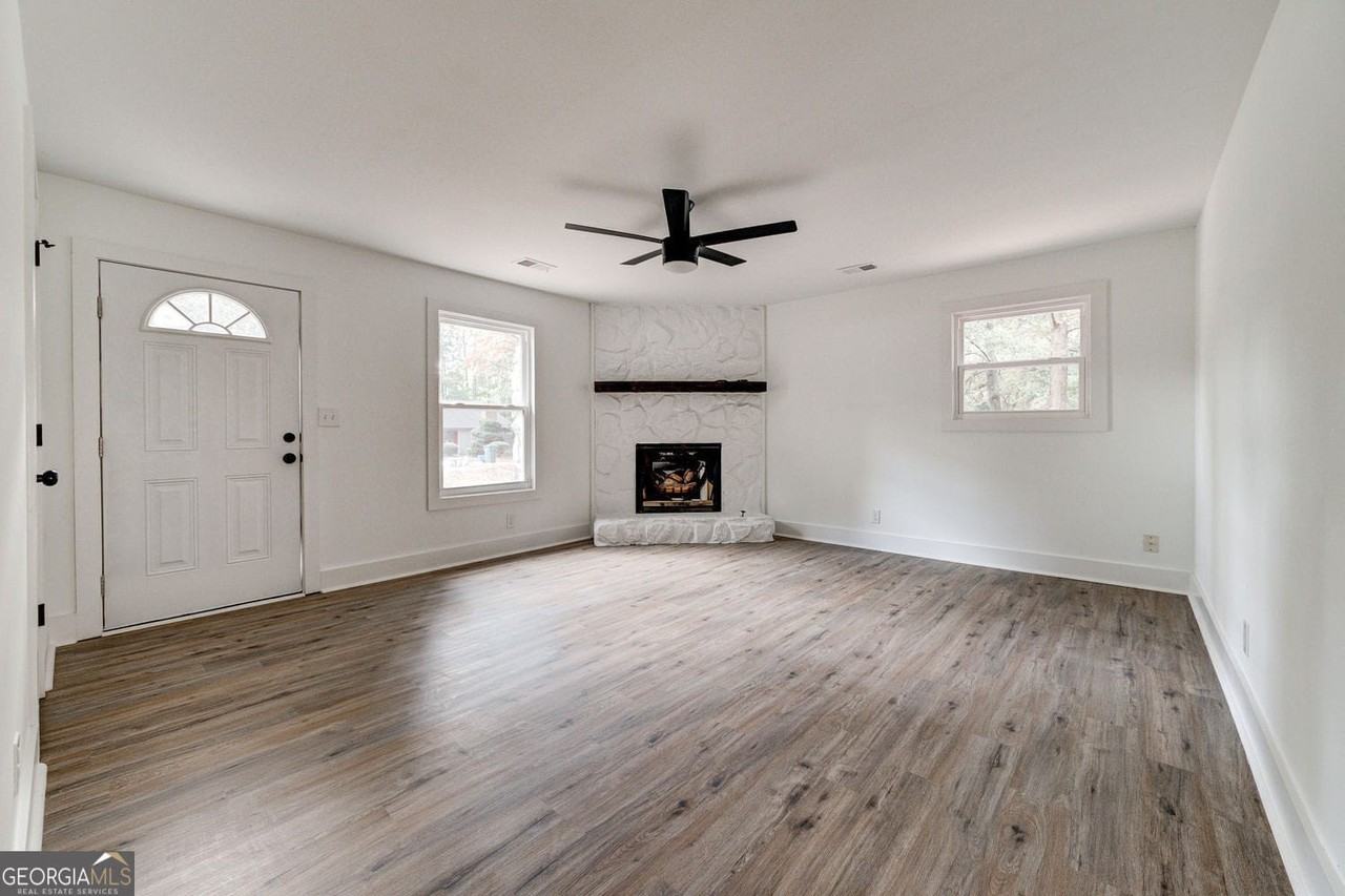 1060 Mathews Ct Se - Photo 2 of 11