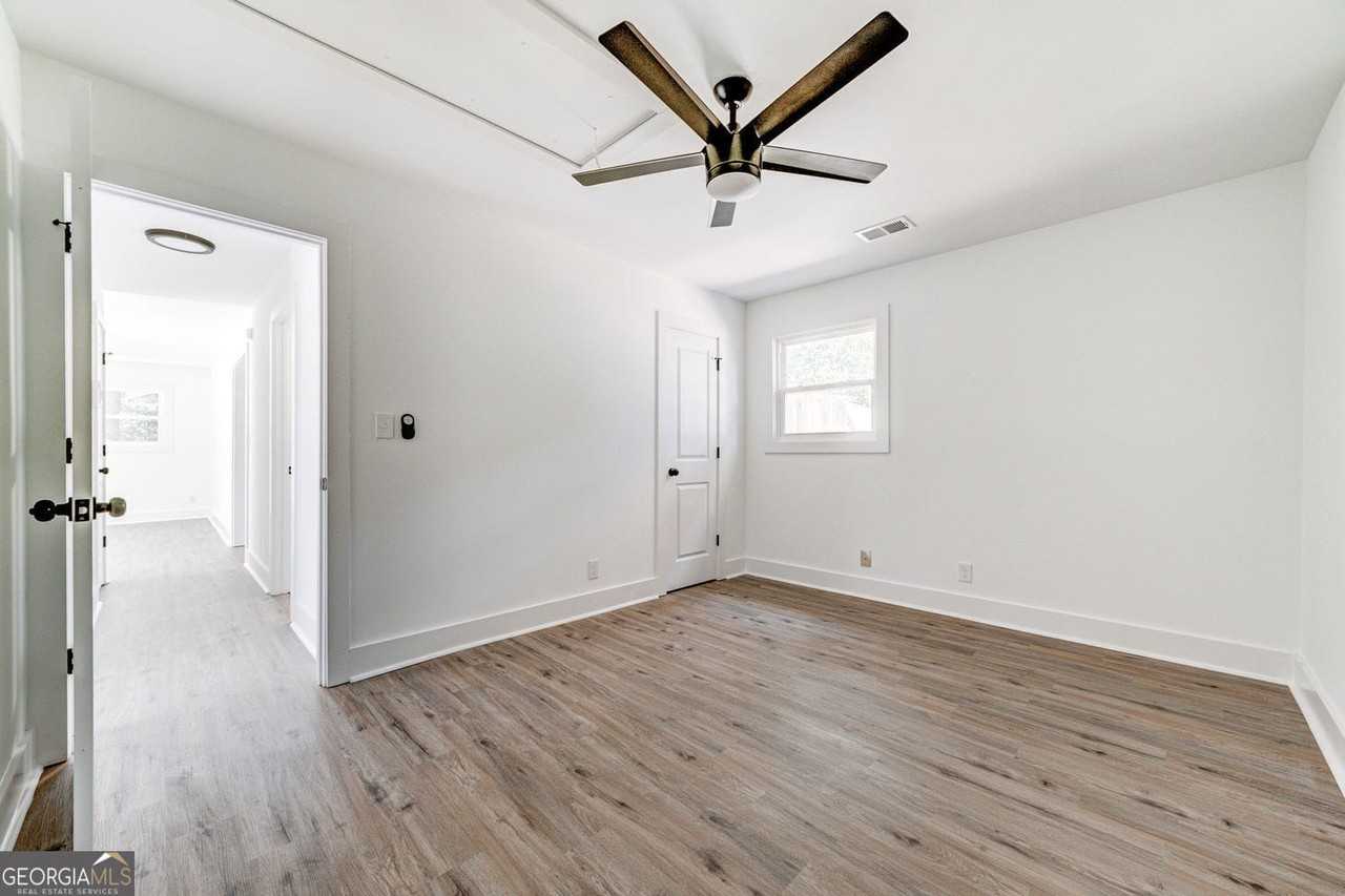 1060 Mathews Ct Se - Photo 7 of 11