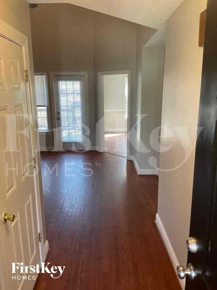 811 Willow Ln - Photo 3 of 21