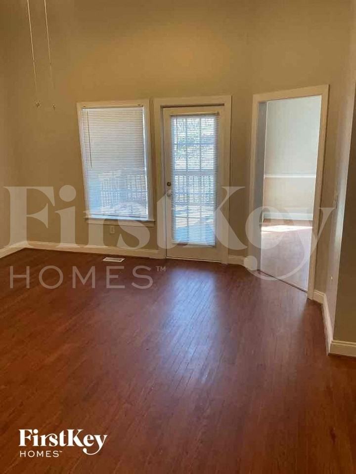 811 Willow Ln - Photo 4 of 21