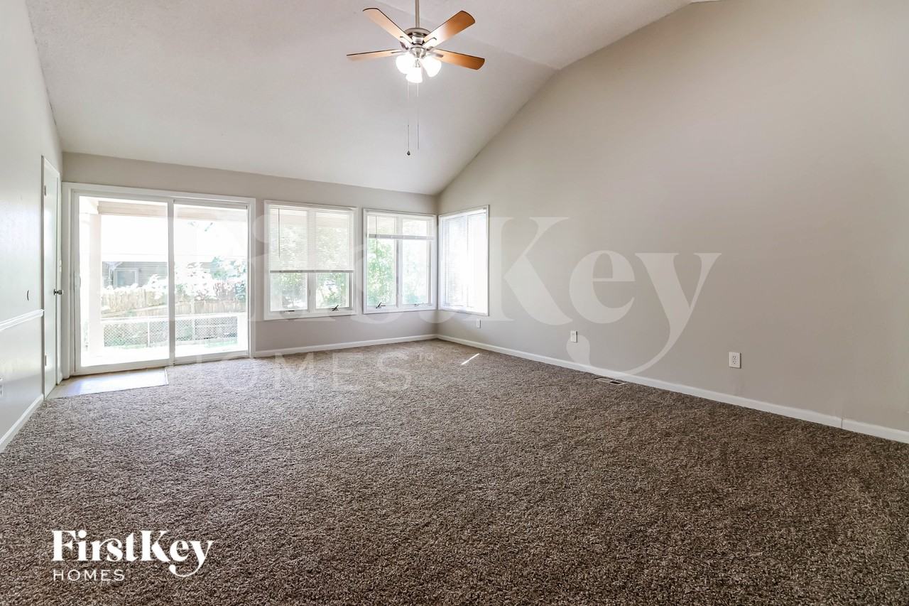 607 Ne Short St - Photo 3 of 16