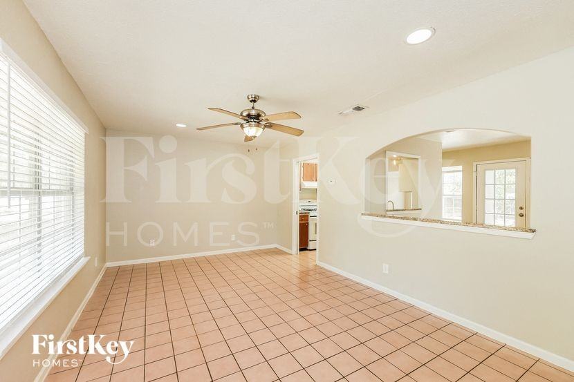 523 Pinehurst Blvd - Photo 4 of 15