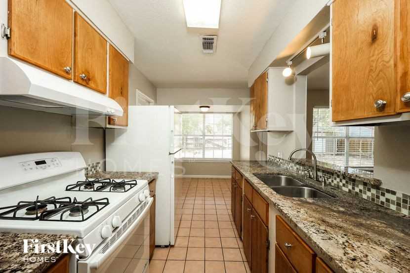 523 Pinehurst Blvd - Photo 6 of 15