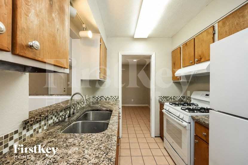 523 Pinehurst Blvd - Photo 7 of 15