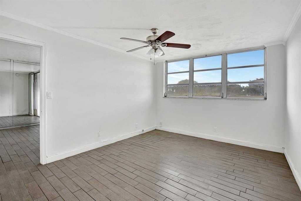 9400 N Hollybrook Lake Dr #105 - Photo 5 of 18