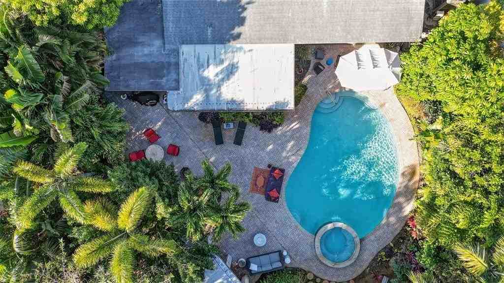 318 Ne 26th St - Photo 2 of 50