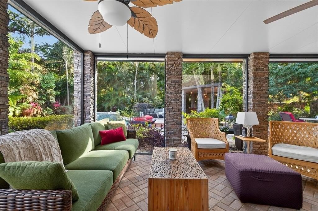 318 Ne 26th St - Photo 3 of 50