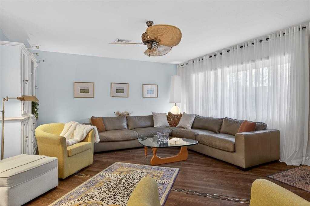 318 Ne 26th St - Photo 4 of 50