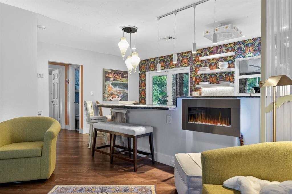 318 Ne 26th St - Photo 5 of 50