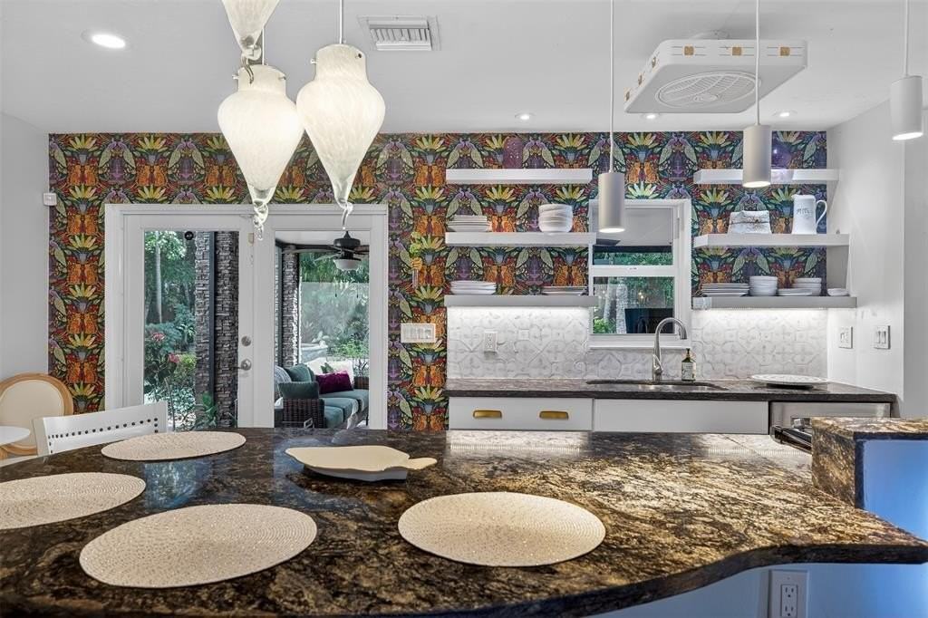 318 Ne 26th St - Photo 7 of 50