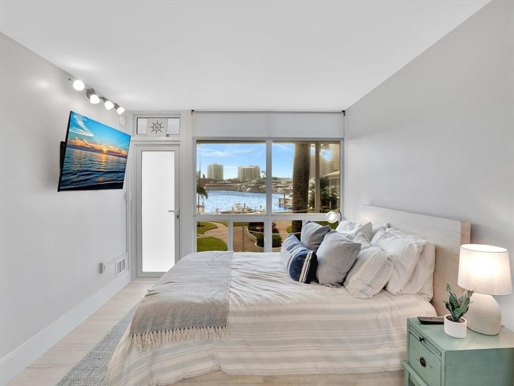 1124 Seminole Dr #4D - Photo 3 of 42