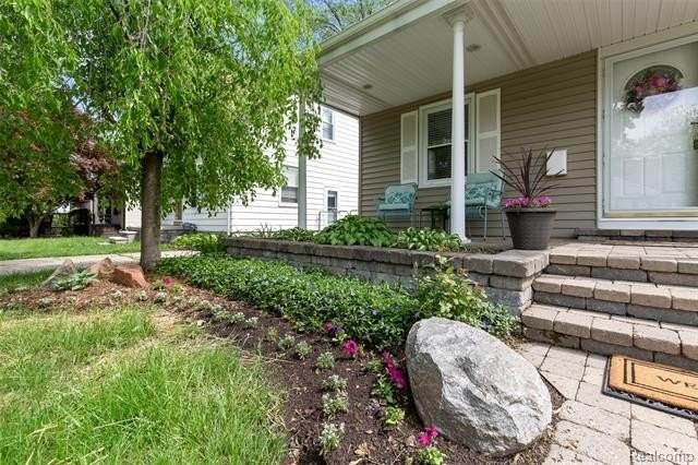 1860 Bowers St - Photo 2 of 28