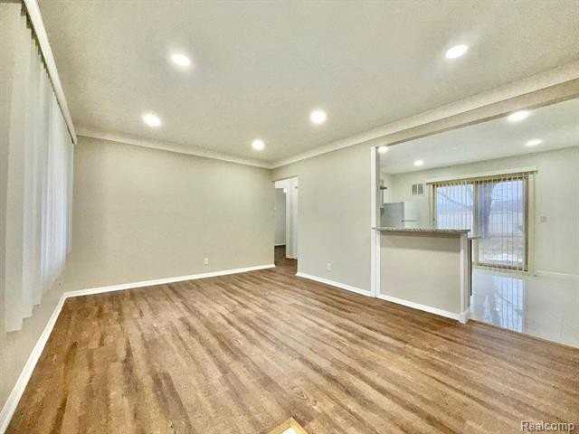 26620 Academy St - Photo 3 of 18