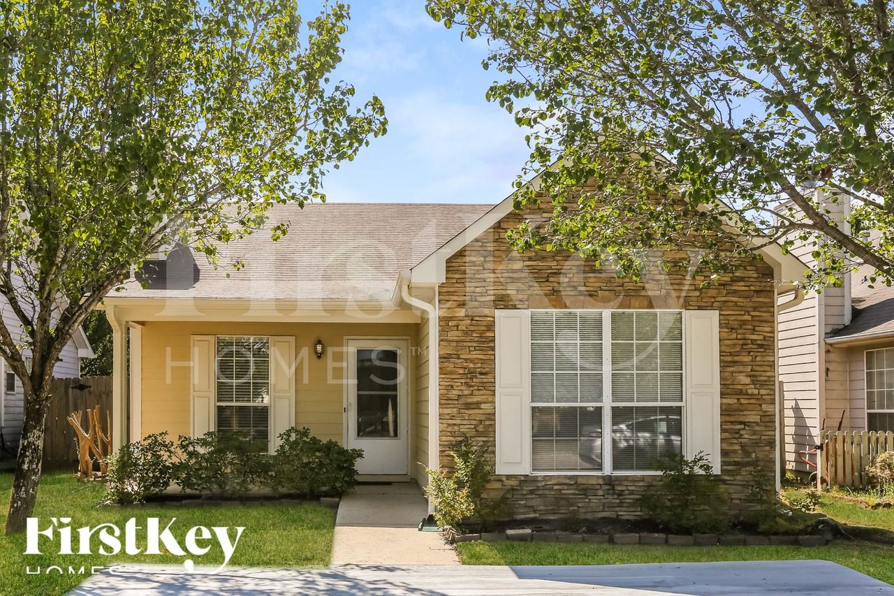 1026 Wyndham Ln - Photo 2 of 17