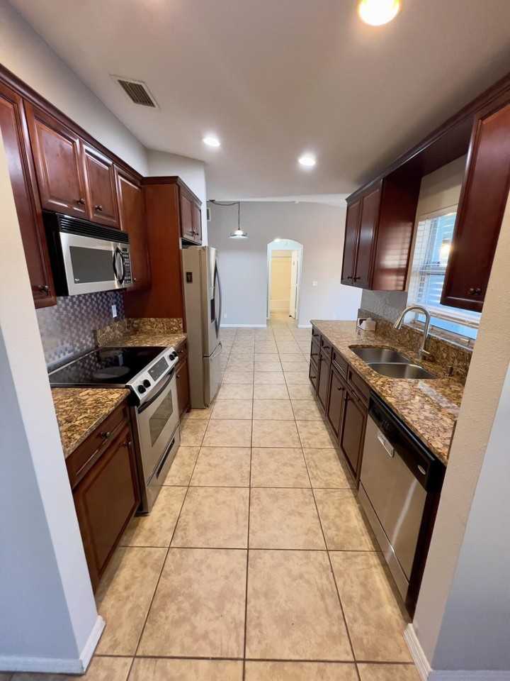 761 Sw Jaslo Ave - Photo 5 of 18